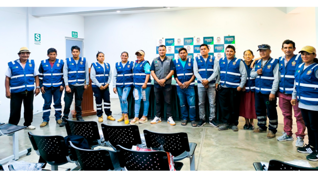 #ProgramaRecicla | 𝐈𝐌𝐏𝐋𝐄𝐌𝐄𝐍𝐓𝐀𝐂𝐈𝐎𝐍 𝐃𝐄 𝐈𝐍𝐃𝐔𝐌𝐄𝐍𝐓𝐀𝐑𝐈𝐀 𝐀 𝐑𝐄𝐂𝐈𝐂𝐋𝐀𝐃𝐎𝐑𝐄𝐒 𝐅𝐎𝐑𝐌𝐀𝐋𝐈𝐙𝐀𝐃𝐎𝐒 𝐄𝐍 𝐌𝐀𝐑𝐂𝐎 𝐃𝐄𝐋 "𝐏𝐑𝐎𝐆𝐑𝐀𝐌𝐀 𝐑𝐄𝐂𝐈𝐂𝐋𝐀" 🚮♻️

✅ Esta mañana se sostuvo una reunión importante con las asociaciones de recicladores formalizados de Tarapoto. Así mismo se hizo entrega de indumentaria a todos los socios con la finalidad de realizar los trabajos de recolección selectiva de los diferentes sectores del distrito de Tarapoto en marco del "𝐏𝐑𝐎𝐆𝐑𝐀𝐌𝐀 𝐑𝐄𝐂𝐈𝐂𝐋𝐀".   

🚮 Esta iniciativa tiene como objetivo primordial valorización de los residuos, transformando aquellos desechos que se generan en el distrito en recursos aprovechables, lo cual contribuirá significativamente a disminuir la cantidad de residuos que se van a disponer en el relleno sanitario.

🟢 Las asociaciones de recicladores juegan un papel importante dentro de la gestión de residuos sólidos, ellos realizan la recolección selectiva de los residuos sólidos aprovechables casa por casa cubriendo así todos los sectores del distrito de Tarapoto.

✔️ La implementación de estas prácticas no solo mejora la calidad ambiental del distrito, sino que también fomenta una conciencia colectiva que puede convertirse en un pilar para la construcción de una sociedad más responsable y comprometida con su entorno. ♻️

Las asociaciones son:
- Asociación de recicladores Selva Amazónica 
- Asociación Nuevo Amanecer Recicladores del Oriente.
- Asociación de Recicladores Mundo Unido

#ProgramaRecicla 
#LoHacemosPorTi
#PalabraDeMujer
#LluniPereaAlcaldesa