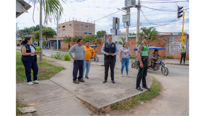 Operativo contra la seguridad pรบblica retiro de paneles publicitarios de los postes de luz.