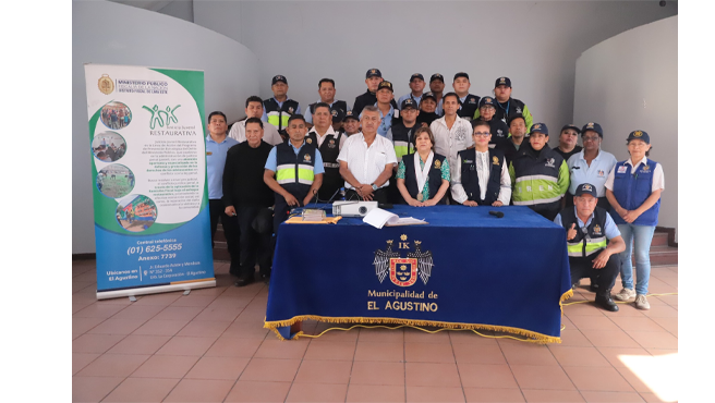 Esta actividad tuvo como objetivo principal fortalecer sus capacidades para intervenir de manera adecuada, respetando los derechos de los adolescentes y promoviendo soluciones que beneficien a la comunidad.
Durante la capacitación, contamos con la participación de: Liliam Sáenz Malaver, Fiscal Provincial de la Familia, quien explicó aspectos legales clave relacionados con el trato a menores y la importancia de abordar cada caso desde un enfoque preventivo y restaurativo.
Además con Jorge Luis Agurto, psicólogo, quien brindó estrategias prácticas para manejar estas situaciones desde un enfoque psicológico, considerando las necesidades emocionales y sociales de los adolescentes.