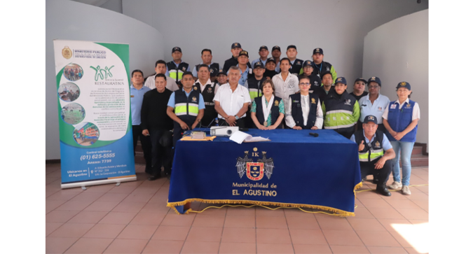 Esta actividad tuvo como objetivo principal fortalecer sus capacidades para intervenir de manera adecuada, respetando los derechos de los adolescentes y promoviendo soluciones que beneficien a la comunidad.
Durante la capacitación, contamos con la participación de: Liliam Sáenz Malaver, Fiscal  Provincial de la Familia, quien explicó aspectos legales clave relacionados con el trato a menores y la importancia de abordar cada caso desde un enfoque preventivo y restaurativo.
Además con Jorge Luis Agurto, psicólogo, quien brindó estrategias prácticas para manejar estas situaciones desde un enfoque psicológico, considerando las necesidades emocionales y sociales de los adolescentes.