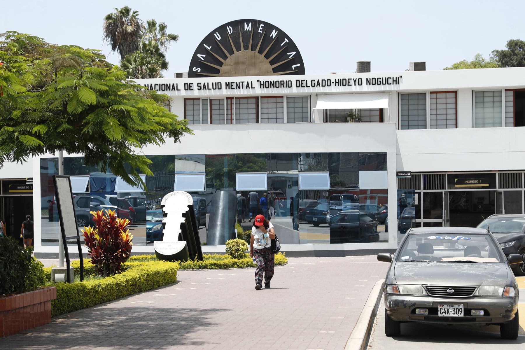 “Desafíos y actualizaciones para una salud mental sostenible en el Perú”, se denominan las Jornadas Científicas Institucionales que se realizan del 10 al 14 de junio 2024 por los 42 años de vida institucional del INSM “HD-HN”.
El Dr. Horacio Vargas Murga, presidente de la Comisión organizadora de las Jornadas Científicas Institucionales 2024 precisó que éstas tienen como finalidad conocer y discutir la situación actual en un tema tan importante como es la salud mental a nivel institucional, nacional e internacional.
En esta actividad científica, se contará con la presencia de profesionales nacionales e internacionales (España, EE.UU. y Argentina, entre otros), quiénes brindarán sus aportes con miras a mejorar la atención de la salud mental en el país, acotó.
Las jornadas científicas institucionales “Desafíos y actualizaciones para una salud mental sostenible en el Perú”, que se realiza de manera presencial y virtual, está dirigida a los profesionales de la salud: Psiquiatras, psicólogos, enfermeros, tecnólogos médicos, trabajadoras sociales y todos quiénes laboren en el área de la salud y salud mental de manera específica.
La actividad académica, que tiene el auspicio de las principales Universidades del país, cuenta con 36 horas, correspondiéndole dos (2) créditos académicos.
CERTIFICACION
Se otorgará certificado de participación, previa coordinación con la Oficina de Docencia del INSM “HD-HN”.