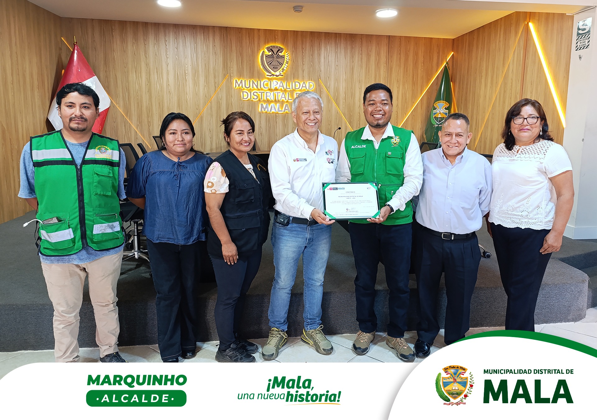 La Municipalidad Distrital de Mala recibió la visita del Viceministro de Gestión Ambiental, Ing. Edgar Marín Romero de la Puente, con el propósito de reconocer las gestiones que contribuyen al correcto desarrollo del programa EDUCCA, el cual tiene como objetivo fortalecer el cuidado del medio ambiente en nuestro territorio.
Nuestro distrito de Mala, en la gestión de alcalde Marquinho Espichán, viene llevando a cabo diversos proyectos ambientales, entre los que destacan iniciativas como:
✅ "Cineclaje: Cine Ecológico"
✅ "Trae tu RAEE"
✅ Campaña "Salva Playas"
✅ "Cuenta Cuentos: Historias Medioambientales".
✅ Concurso Escolar de Disfraz "Ecomoda"
✅ Campaña de "Sembrado de Arbolitos en Puntos Críticos"
✅ Campaña de "Limpieza y recojo de desmontes"
✅ Concurso Escolar "Mi Promo Recicla 2024"
✅ Formación de Promotores Ambientales Escolares (PAE) y Promotores Ambientales Juveniles (PAJ)
Este reconocimiento representa un incentivo para continuar con la sensibilización a la comunidad y promover el cuidado del medio ambiente, además de ser un agradecimiento a todos los trabajadores que hacen posible esta distinción.
𝙈𝙖𝙡𝙖, 𝙪𝙣𝙖 𝙣𝙪𝙚𝙫𝙖 𝙝𝙞𝙨𝙩𝙤𝙧𝙞𝙖 🌄
