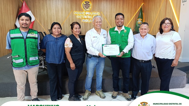 La Municipalidad Distrital de Mala recibió la visita del Viceministro de Gestión Ambiental, Ing. Edgar Marín Romero de la Puente, con el propósito de reconocer las gestiones que contribuyen al correcto desarrollo del programa EDUCCA, el cual tiene como objetivo fortalecer el cuidado del medio ambiente en nuestro territorio.
Nuestro distrito de Mala, en la gestión de alcalde Marquinho Espichán, viene llevando a cabo diversos proyectos ambientales, entre los que destacan iniciativas como:
✅  "Cineclaje: Cine Ecológico"
✅  "Trae tu RAEE"
✅  Campaña "Salva Playas"
✅  "Cuenta Cuentos: Historias Medioambientales".
✅  Concurso Escolar de Disfraz "Ecomoda"
✅  Campaña de "Sembrado de Arbolitos en Puntos Críticos"
✅  Campaña de "Limpieza y recojo de desmontes"
✅  Concurso Escolar "Mi Promo Recicla 2024"
✅  Formación de Promotores Ambientales Escolares (PAE) y Promotores Ambientales Juveniles (PAJ)
Este reconocimiento representa un incentivo para continuar con la sensibilización a la comunidad y promover el cuidado del medio ambiente, además de ser un agradecimiento a todos los trabajadores que hacen posible esta distinción.
𝙈𝙖𝙡𝙖, 𝙪𝙣𝙖 𝙣𝙪𝙚𝙫𝙖 𝙝𝙞𝙨𝙩𝙤𝙧𝙞𝙖 🌄