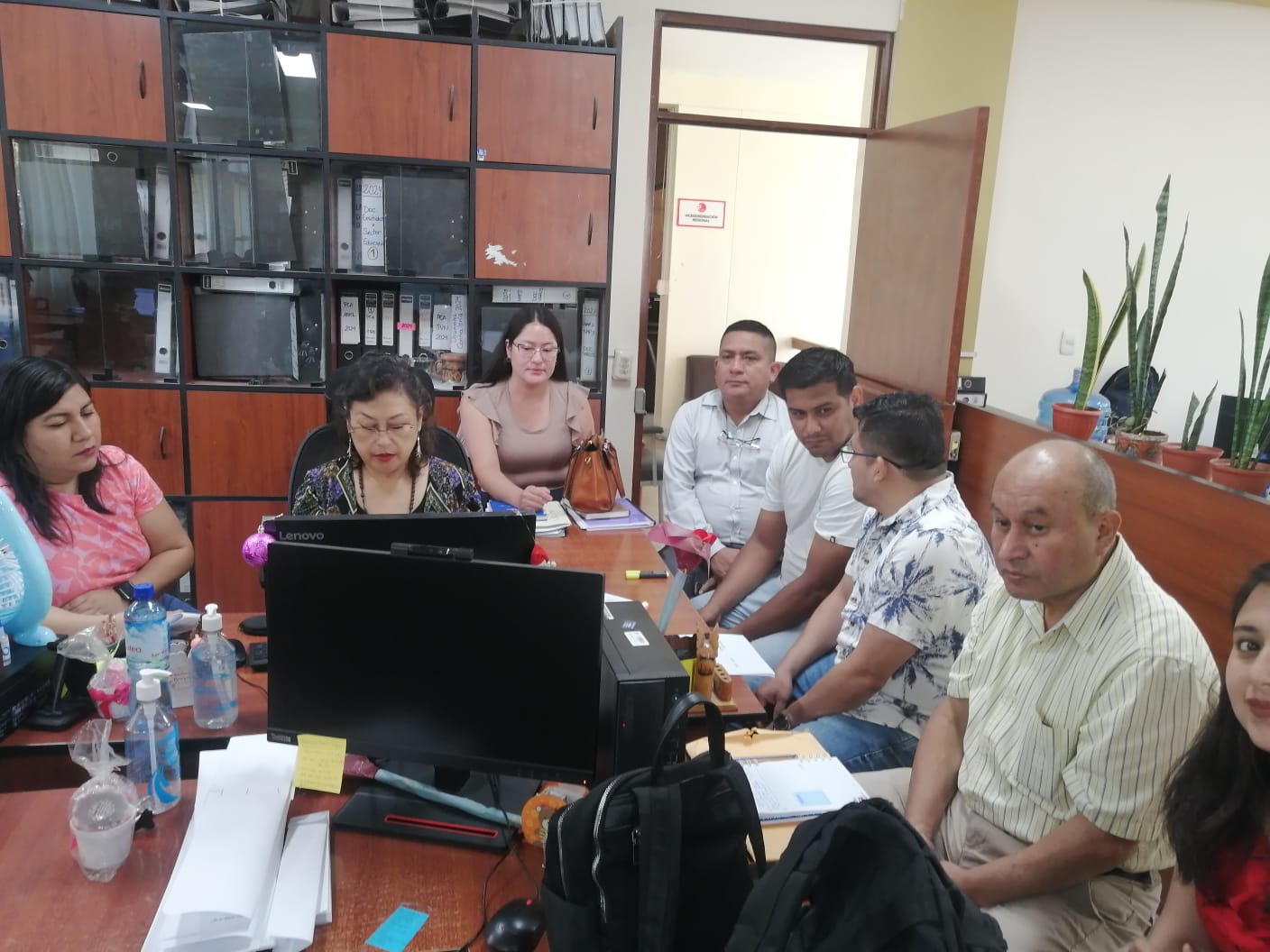 🔴 El Director UGEL Ayabaca, Mag. Luis Alberto Esteves Márquez, acompañado por el director de UPDI Prof. Edwin Martín Vasquez Delgado y el equipo técnico de UGEL: Esther Carolina Sanchez Abad (Especialista de Presupuesto), José Augusto Moncada Morales (Responsable del AIRHSP), Jonsler Yván Juárez Vílchez (Especialista de Nexus), Fidel Alonso González Carrión (Responsable de remuneraciones) y Korayma Yeraldinne Calle Llacsahuanga (Especialista en racionalización).
En la Subgerencia Regional de Planeamiento y Presupuesto del Gobierno Regional para sustentar la proyección presupuestal del año fiscal del año 2025.
El propósito de esta sustentación es garantizar el pago oportuno de remuneraciones y otros beneficios de los maestros, auxiliares de educación y personal administrativo de nuestro ámbito educativo.
✅¡En Educación, Ayabaca Avanza!