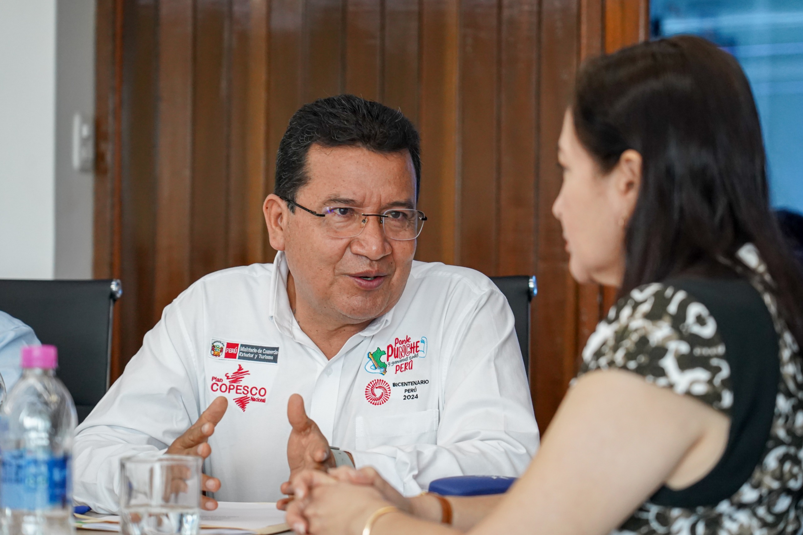 Mirozaqui Ramírez en mesa de trabajo con la alcaldesa de Coronel Portillo.
