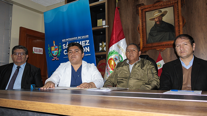 Fotografía de la mesa de honor de la firma de convenio entre RIS Sánchez Carrión y CD Defensores del Ilucán