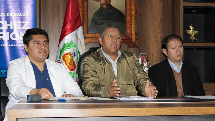 Fotografía de los firmantes del convenio entre RIS Sánchez Carrión y CD Defensores del Ilucán, en compañía del alcalde provincial de Sánchez Carrión