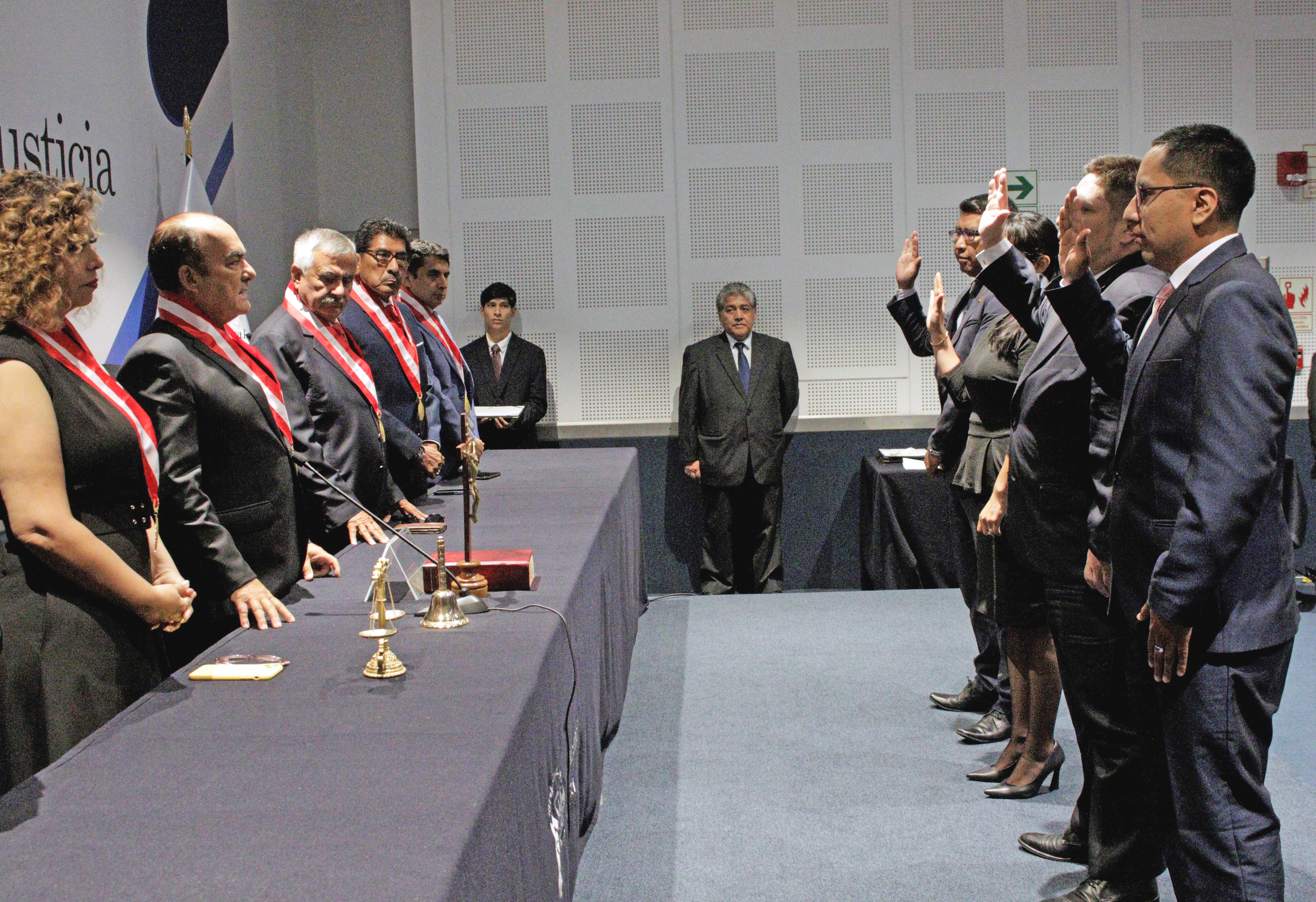 Juramentan jueces y fiscales JNJ