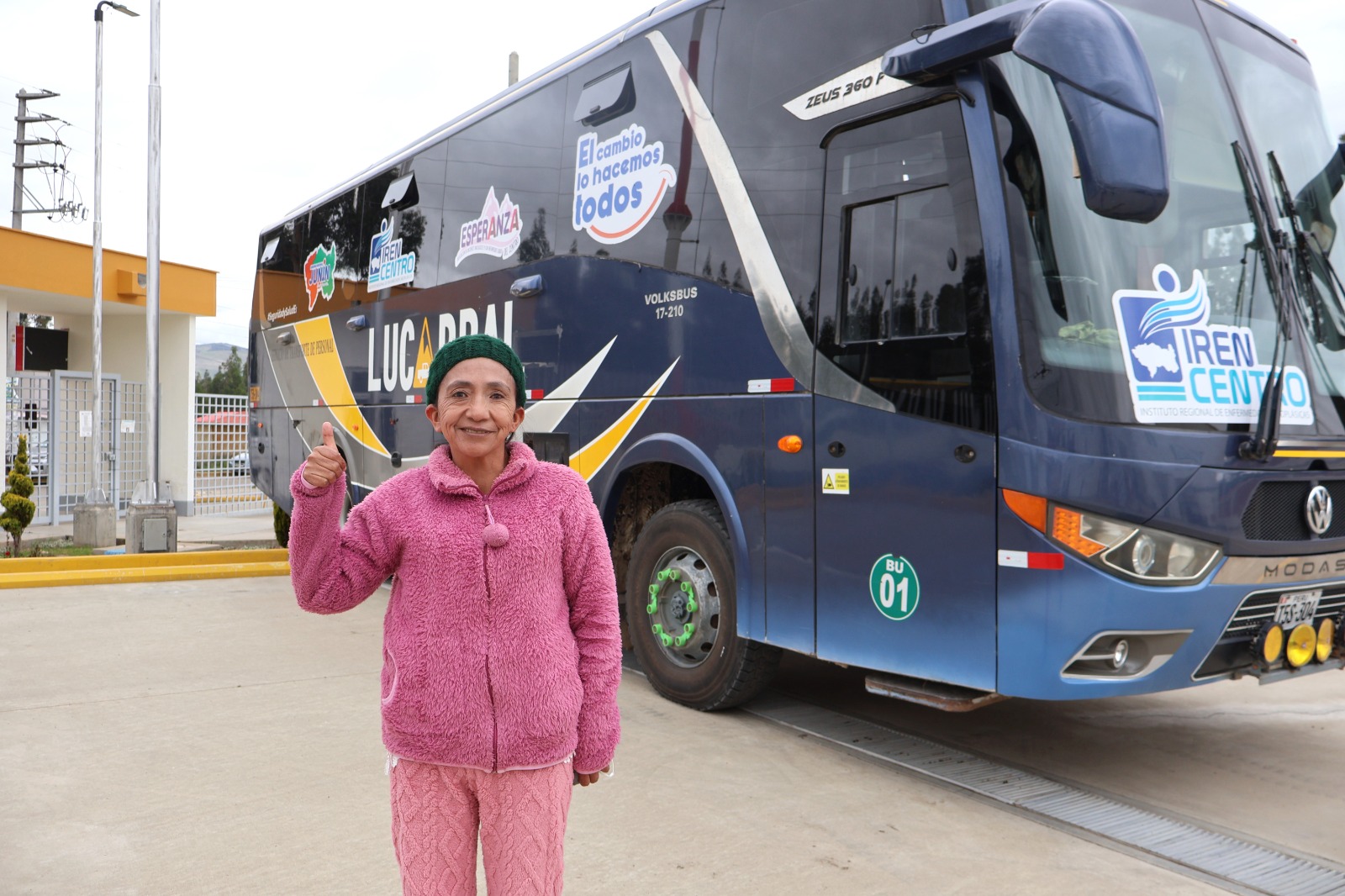 Foto de pacientes alegres por el nuevo bus.