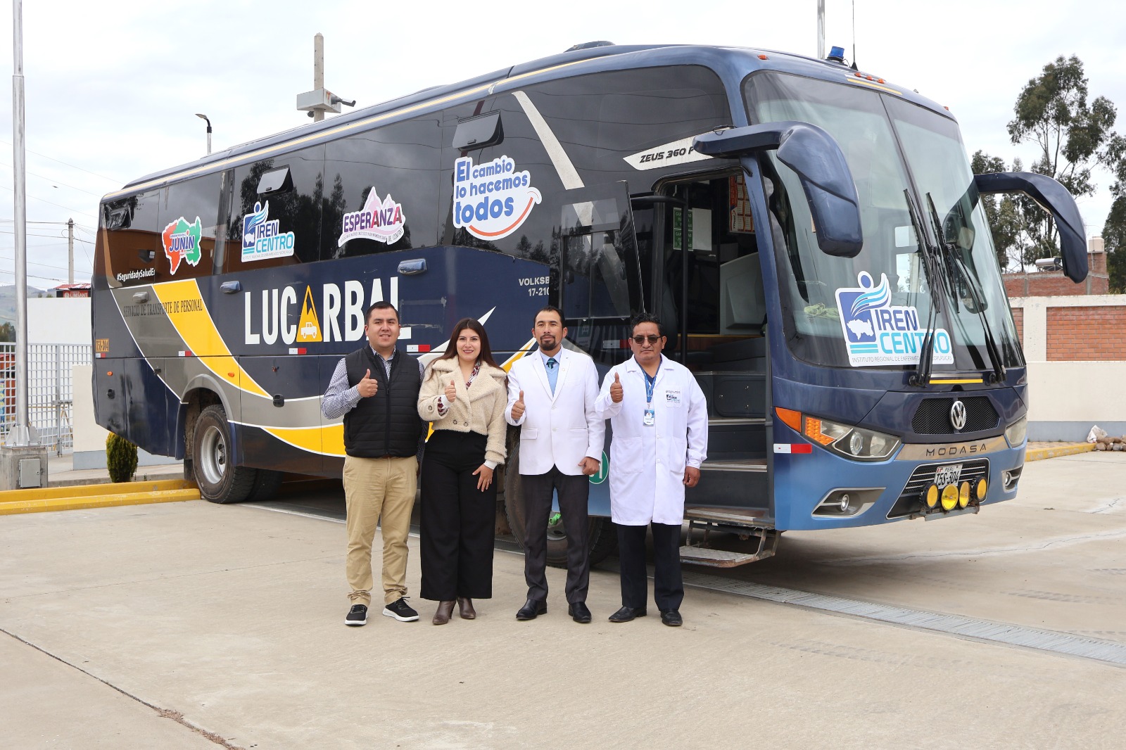Foto de directivos del proyecto de adquisión del BUS IREN.