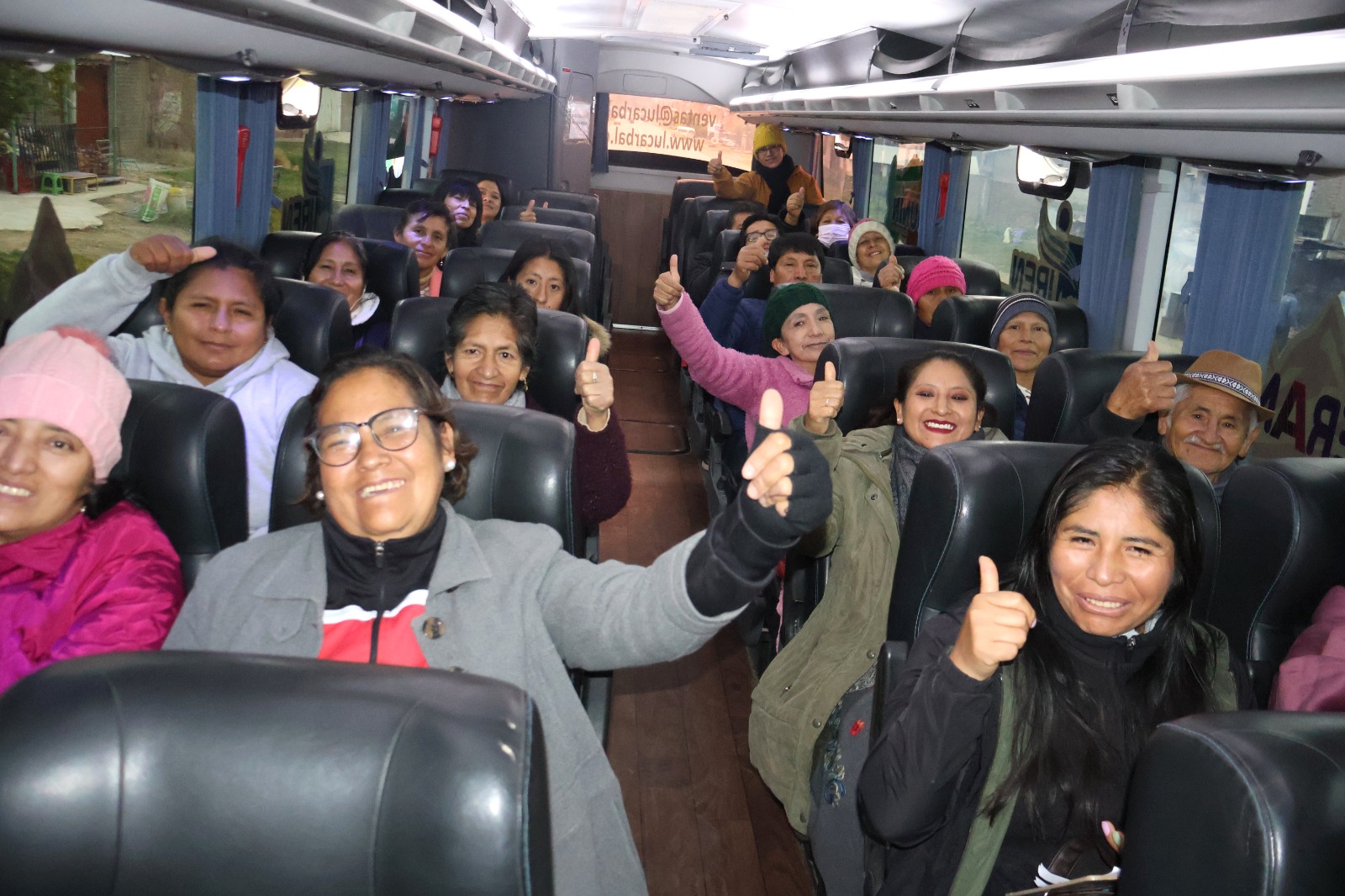 Foto de pacientes contentos con el nuevo bus.