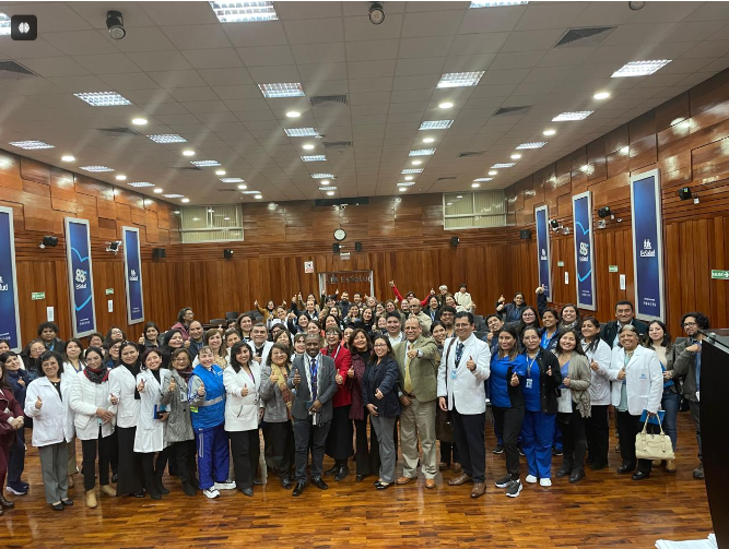 Especialistas del INSM “HD-HN” brindan asistencia técnica a profesional de la salud de ESSALUD