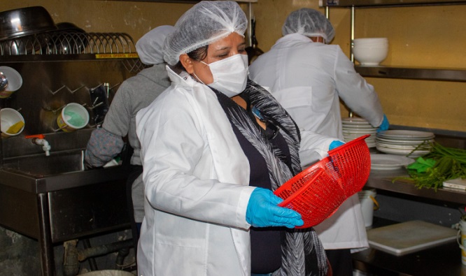 Detectan productos vencidos en pollerías durante inspecciones sanitarias
