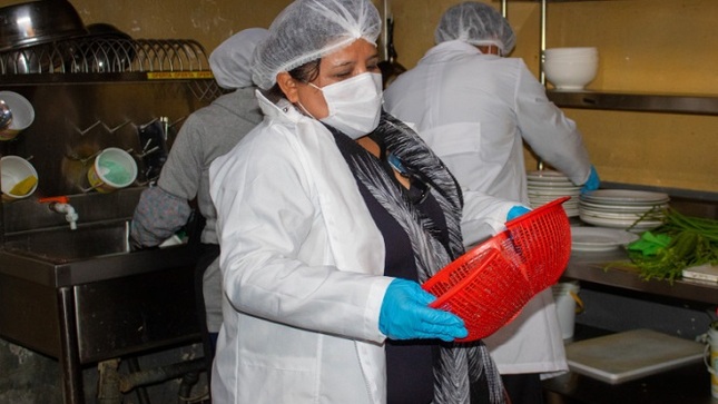 Detectan productos vencidos en pollerías durante inspecciones sanitarias