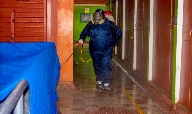 Fumigación en el Mercado Central de Puno refuerza condiciones sanitarias