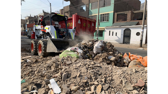 𝐑𝐞𝐜𝐮𝐞𝐫𝐝𝐚:  Arrojar basura en la vía pública tiene una multa de S/ 2,675 (50% de una UIT), según la 𝐎𝐫𝐝𝐞𝐧𝐚𝐧𝐳𝐚 𝐌𝐮𝐧𝐢𝐜𝐢𝐩𝐚𝐥 𝐍.° 𝟓𝟗𝟓-𝟐𝟎𝟏𝟔-𝐌𝐃𝐄𝐀.
📢 Denuncia a quienes ensucian y sumemos esfuerzos para un distrito más limpio y ordenado. 