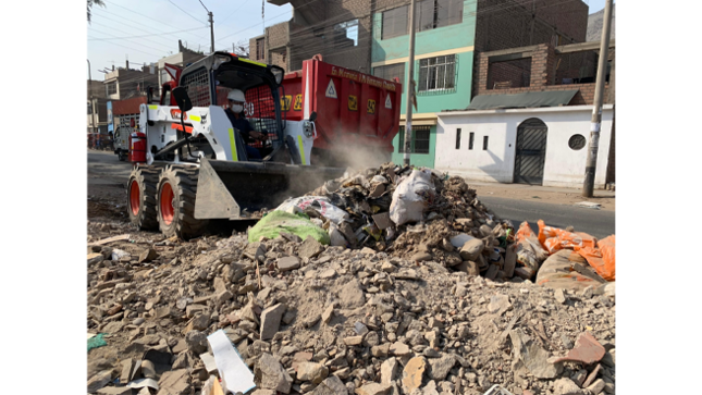 𝐑𝐞𝐜𝐮𝐞𝐫𝐝𝐚:  Arrojar basura en la vía pública tiene una multa de S/ 2,675 (50% de una UIT), según la 𝐎𝐫𝐝𝐞𝐧𝐚𝐧𝐳𝐚 𝐌𝐮𝐧𝐢𝐜𝐢𝐩𝐚𝐥 𝐍.° 𝟓𝟗𝟓-𝟐𝟎𝟏𝟔-𝐌𝐃𝐄𝐀.
📢 Denuncia a quienes ensucian y sumemos esfuerzos para un distrito más limpio y ordenado. 
