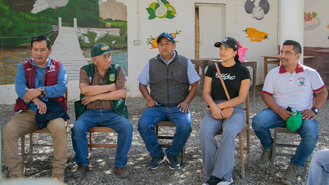 Autoridades supervisan ejecución del plan de control de la mosca de la fruta en el centro poblado de Mandinga