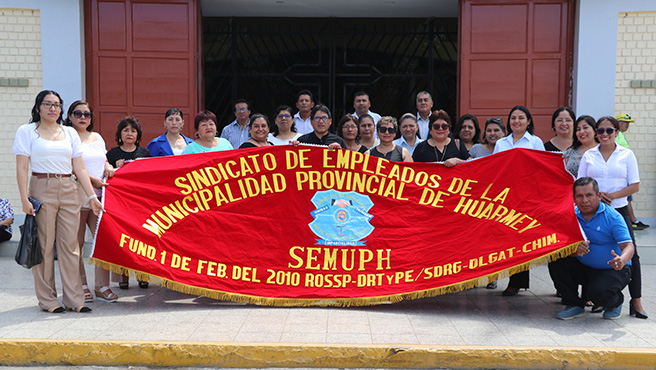 Sindicato de empleados de la municipalidad provincial de Huarmey participan del Izamiento dominical