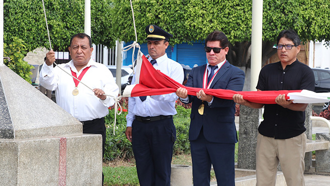 Sindicato de empleados de la municipalidad provincial de Huarmey participan del Izamiento dominical
