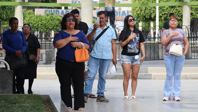Sindicato de empleados de la municipalidad provincial de Huarmey participan del Izamiento dominical