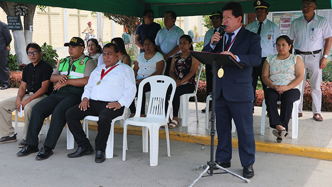 Sindicato de empleados de la municipalidad provincial de Huarmey participan del Izamiento dominical