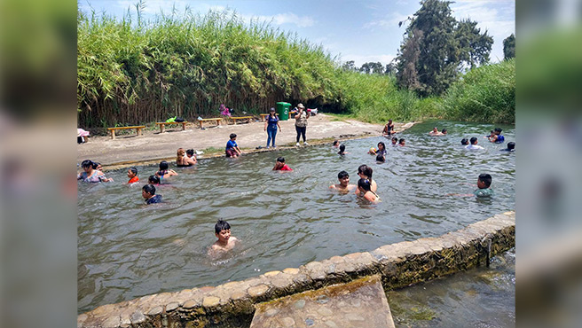 Niños y adolescentes recibiendo información sobre la reserva natural Puquio Pipi