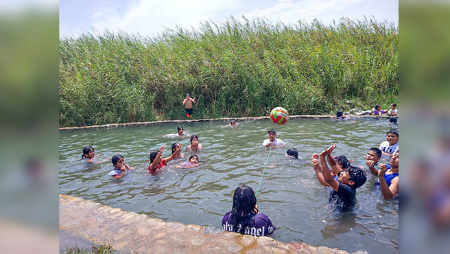 Participantes bañándose en el atractivo turístico Puquio Pipi