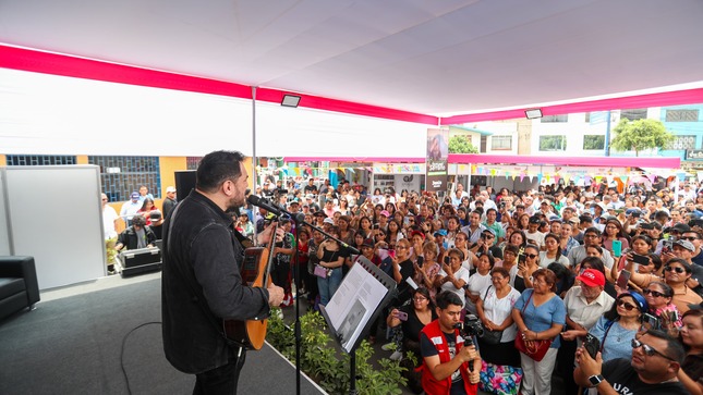 El cantautor español Ismael Serrano en  la I Feria del Libro de SJL