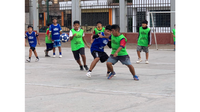 ¿𝐐𝐮é 𝐚𝐩𝐫𝐞𝐧𝐝𝐞𝐫á𝐬?
• Técnicas de control de balón, pase y definición.  
• Estrategias de juego y trabajo en equipo.  
• Desarrollo físico, resistencia y velocidad.  
• Valores deportivos como disciplina, respeto y liderazgo.  
📍 Lugar de inscripción: Av. Ancash cuadra 23 (costado de Tottus)  
🕐 Horario de atención:
• Lunes a viernes: 8:00 am - 5:00 pm.  
• Sábados: 8:00 am - 12:30 pm.  
📞 Teléfono: 902 351 415