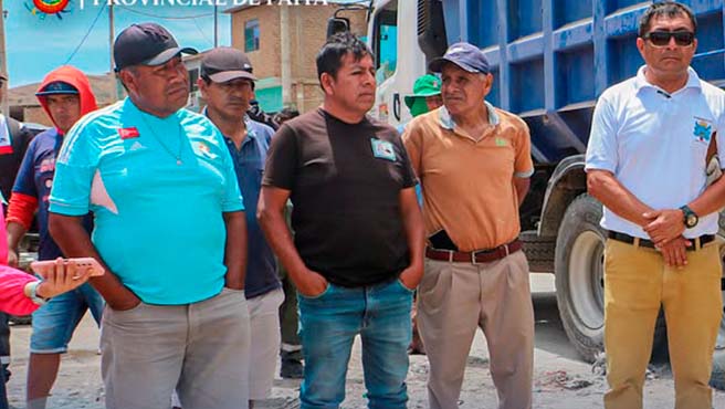 Alcalde acude a playa yacila, zona afectada por el olejaje anómalo