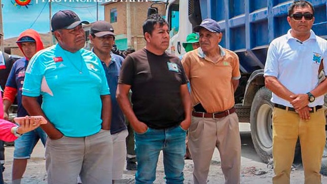 Alcalde acude a playa yacila, zona afectada por el olejaje anómalo