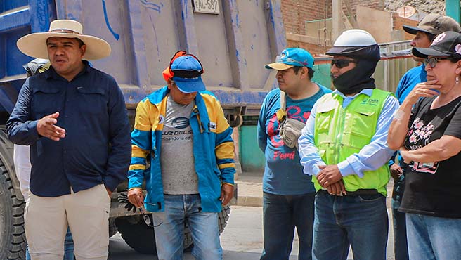 Alcalde acude a playa yacila, zona afectada por el olejaje anómalo