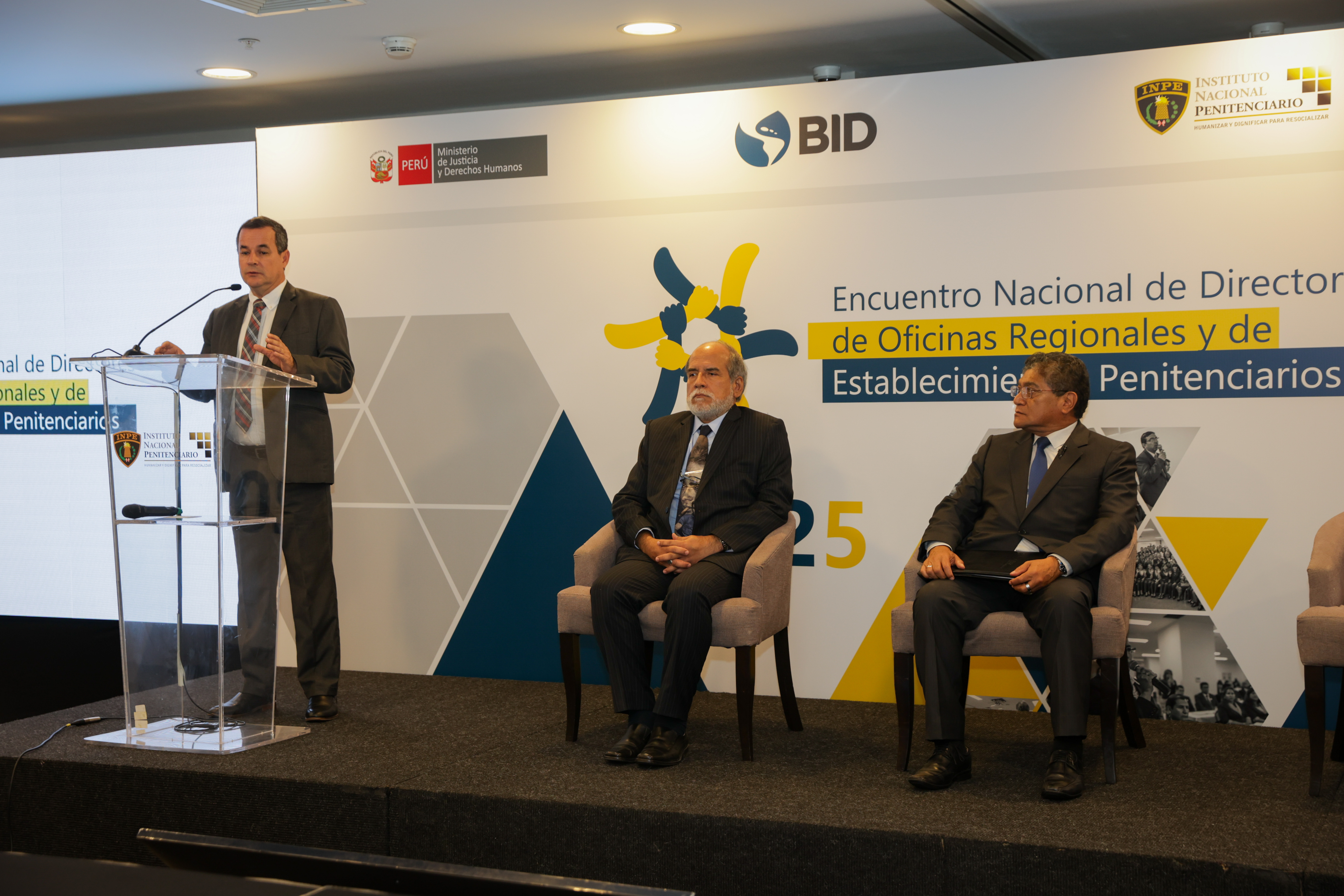 Coordinador Ejecutivo del EJEPENAL, dando la bienvenida