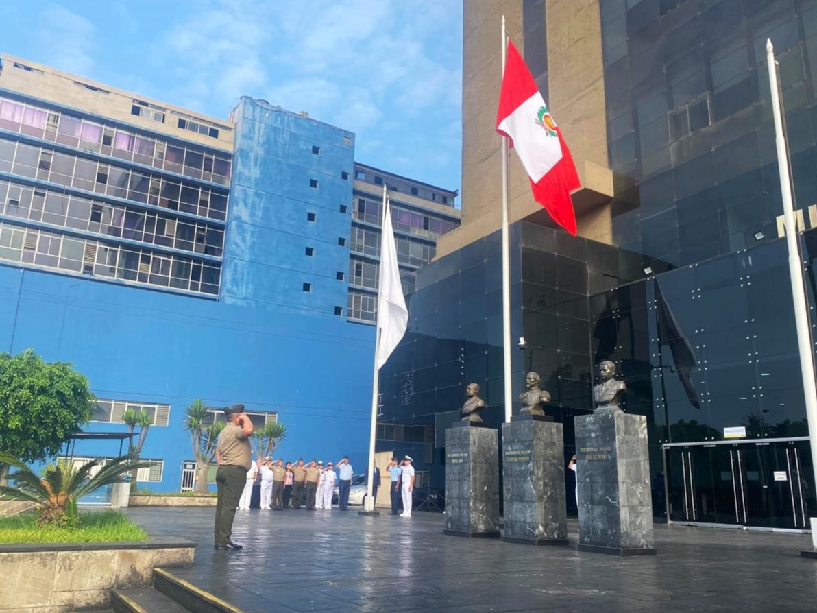 Izamiento del Pabellón Nacional en el MINDEF rindió homenaje a la operación militar del Alto Cenepa
