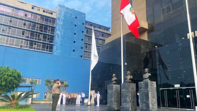 Izamiento del Pabellón Nacional en el MINDEF rindió homenaje a la operación militar del Alto Cenepa