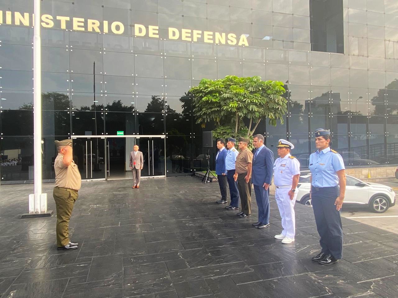 Ceremonia se realiza el primer lunes de cada mes y en esta oportunidad estuvo dedicada a los combatientes que defendieron nuestra patria en 1995