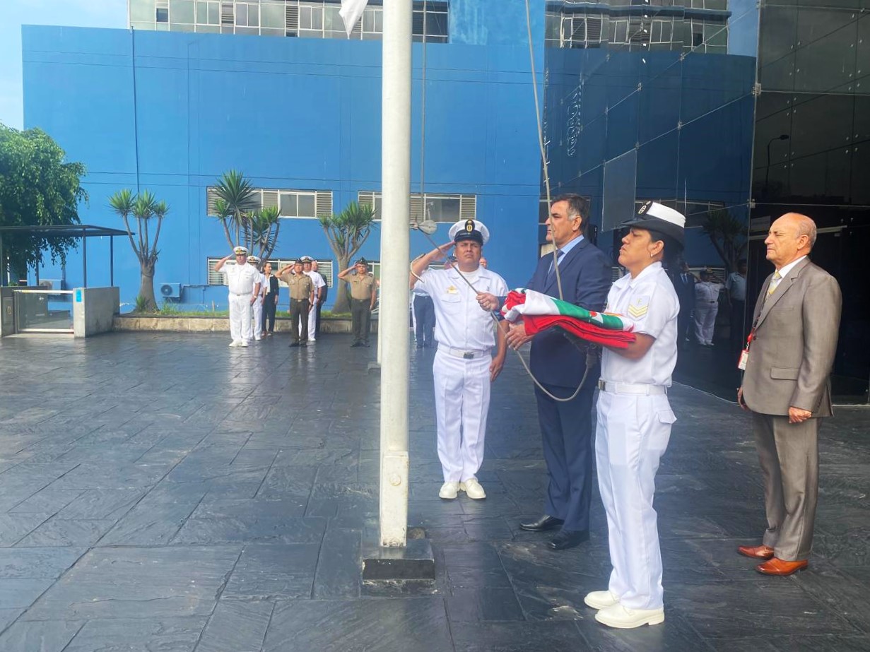 En una emotiva ceremonia, el personal civil y militar del Ministerio de Defensa participó en el tradicional izamiento del Pabellón Nacional
