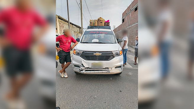 Carro blanco con el que se impactó la moto lineal