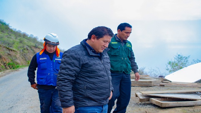 Inspección del avance del mantenimiento de la vía departamental AN-104 en el distrito de Pamparomás