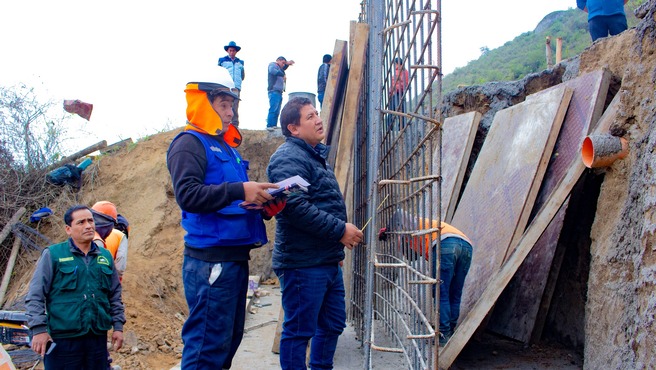 Inspección del avance del mantenimiento de la vía departamental AN-104 en el distrito de Pamparomás