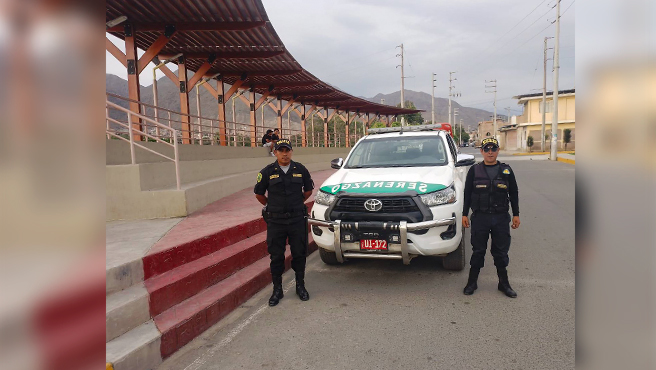 Policía y sereno patrullando en Barrio Nuevo del C.P. San Jacinto