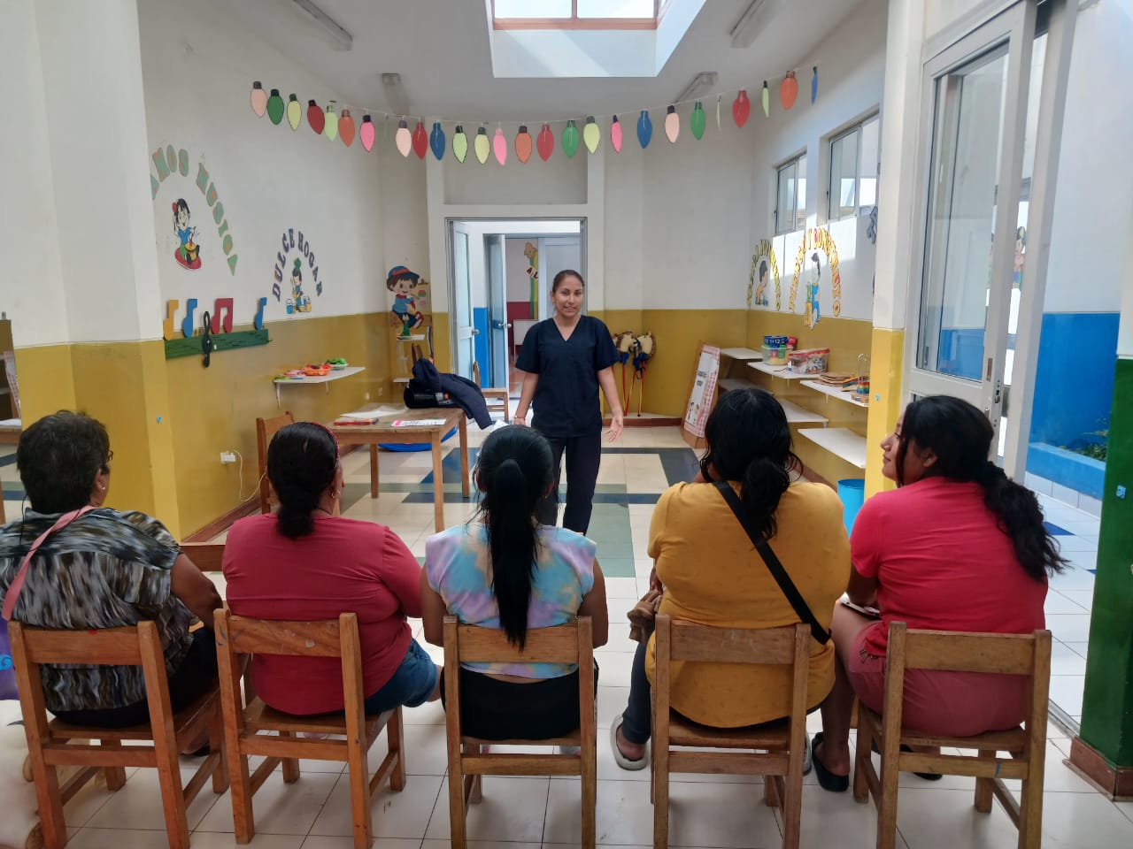 Madres de familia de ludotecas reciben charla informativa de alimentación saludable y psicológico