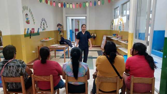 Madres de familia de ludotecas reciben charla informativa de alimentación saludable y psicológico