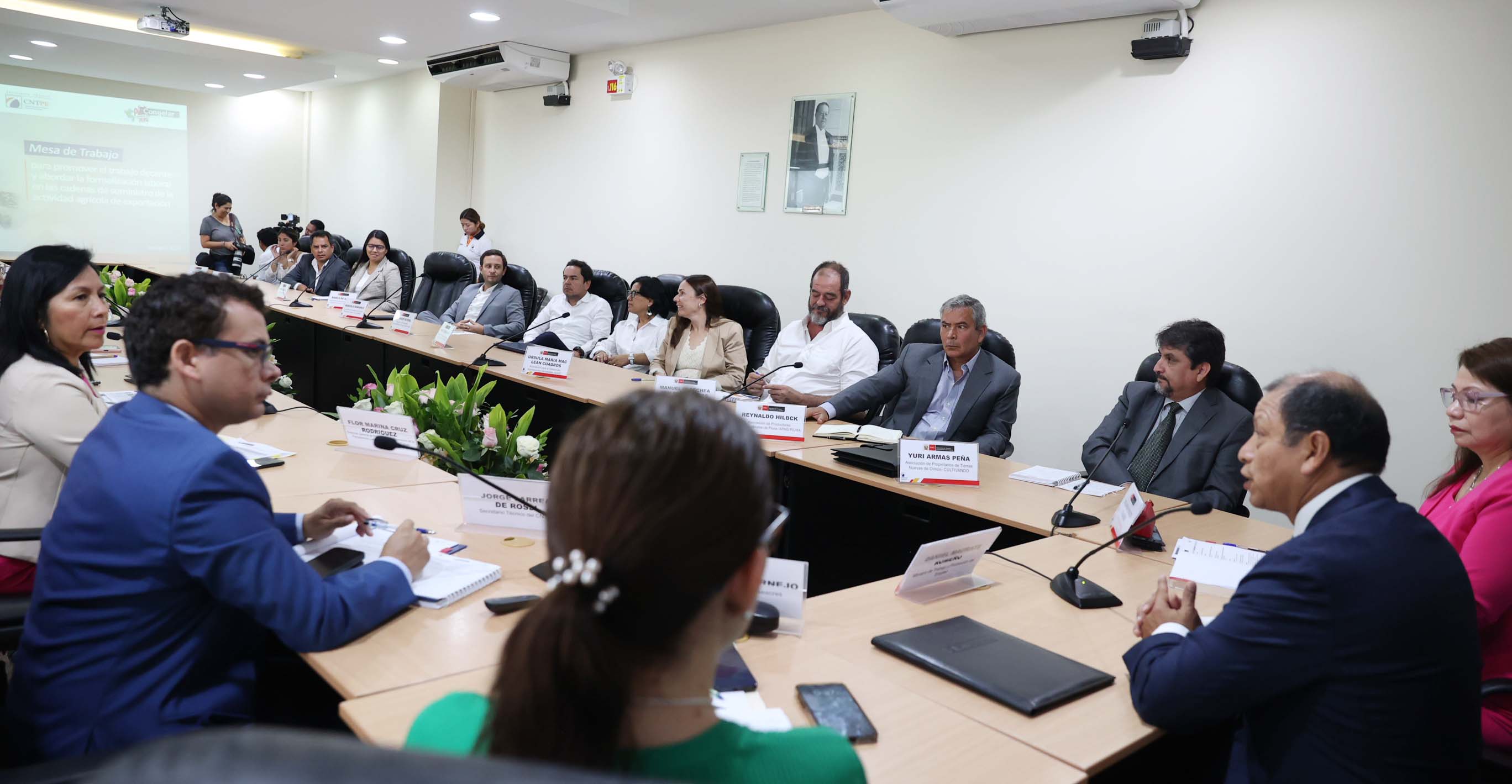 Ministro Maurate Romero lideró instalación de mesa clave para formalización laboral en la agroexportación