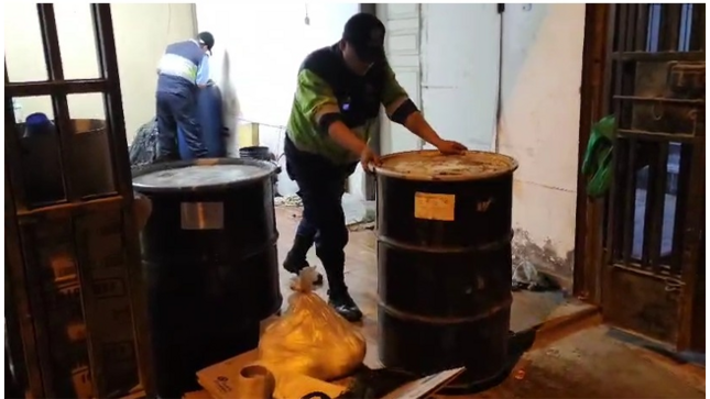 Resultados de la intervención:
✅ 3 detenidos
✅ Incautación de maquinaria láser para falsificación
✅ 43 cilindros de insumos adulterados
✅ Envases con etiquetas de marcas reconocidas
 Seguimos trabajando por la seguridad de nuestro querido El Agustino.