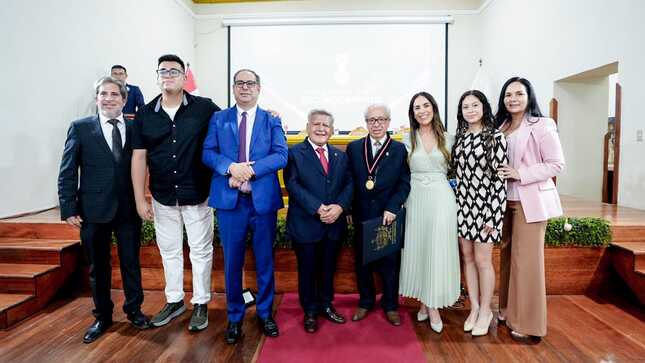 Gore Condecoró Con Medalla De La Libertad Al Historiador Napoleón Cieza Burga