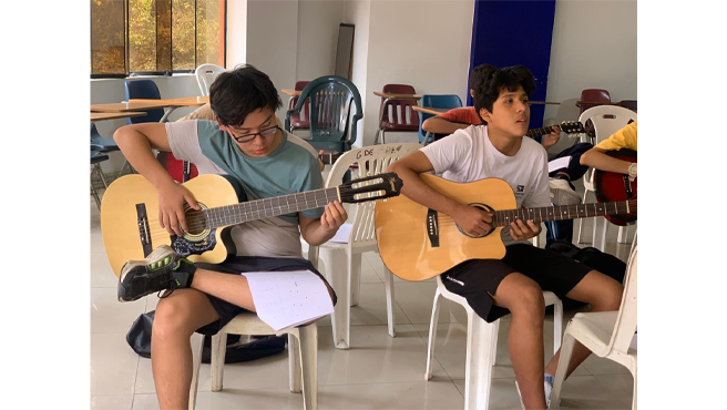 ¿𝐐𝐮é 𝐚𝐩𝐫𝐞𝐧𝐝𝐞𝐫á𝐬?
🎵 Técnicas básicas y avanzadas de guitarra.
🎵 Acordes y ritmos para diferentes géneros musicales.
🎵 Lectura de tablaturas y cifrados.
🎵 Expresión y creatividad a través de la música.
📍 Lugar de inscripción: Centro Municipal de Desarrollo Empresarial Jr. Tejada Díaz 202, Urb. La Corporación (Referencia: frente al Colegio Glorioso Húsares de Junín).
🕐 Horario de atención:
• Lunes a viernes: 8:00 am - 5:00 pm.
• Sábados: 8:00 am - 12:30 pm.
¡𝐍𝐨 𝐩𝐢𝐞𝐫𝐝𝐚𝐬 𝐥𝐚 𝐨𝐩𝐨𝐫𝐭𝐮𝐧𝐢𝐝𝐚𝐝 𝐝𝐞 𝐢𝐧𝐬𝐜𝐫𝐢𝐛𝐢𝐫 𝐚 𝐭𝐮 𝐩𝐞𝐪𝐮𝐞ñ𝐨 𝐩𝐚𝐫𝐚 𝐪𝐮𝐞 𝐝𝐢𝐬𝐟𝐫𝐮𝐭𝐞 𝐲 𝐚𝐩𝐫𝐞𝐧𝐝𝐚 𝐞𝐬𝐭𝐞 𝐯𝐞𝐫𝐚𝐧𝐨! ✨