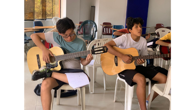 ¿𝐐𝐮é 𝐚𝐩𝐫𝐞𝐧𝐝𝐞𝐫á𝐬?
🎵 Técnicas básicas y avanzadas de guitarra.
🎵 Acordes y ritmos para diferentes géneros musicales.
🎵 Lectura de tablaturas y cifrados.
🎵 Expresión y creatividad a través de la música.
📍 Lugar de inscripción: Centro Municipal de Desarrollo Empresarial Jr. Tejada Díaz 202, Urb. La Corporación (Referencia: frente al Colegio Glorioso Húsares de Junín).
🕐 Horario de atención:
• Lunes a viernes: 8:00 am - 5:00 pm.
• Sábados: 8:00 am - 12:30 pm.
¡𝐍𝐨 𝐩𝐢𝐞𝐫𝐝𝐚𝐬 𝐥𝐚 𝐨𝐩𝐨𝐫𝐭𝐮𝐧𝐢𝐝𝐚𝐝 𝐝𝐞 𝐢𝐧𝐬𝐜𝐫𝐢𝐛𝐢𝐫 𝐚 𝐭𝐮 𝐩𝐞𝐪𝐮𝐞ñ𝐨 𝐩𝐚𝐫𝐚 𝐪𝐮𝐞 𝐝𝐢𝐬𝐟𝐫𝐮𝐭𝐞 𝐲 𝐚𝐩𝐫𝐞𝐧𝐝𝐚 𝐞𝐬𝐭𝐞 𝐯𝐞𝐫𝐚𝐧𝐨! ✨