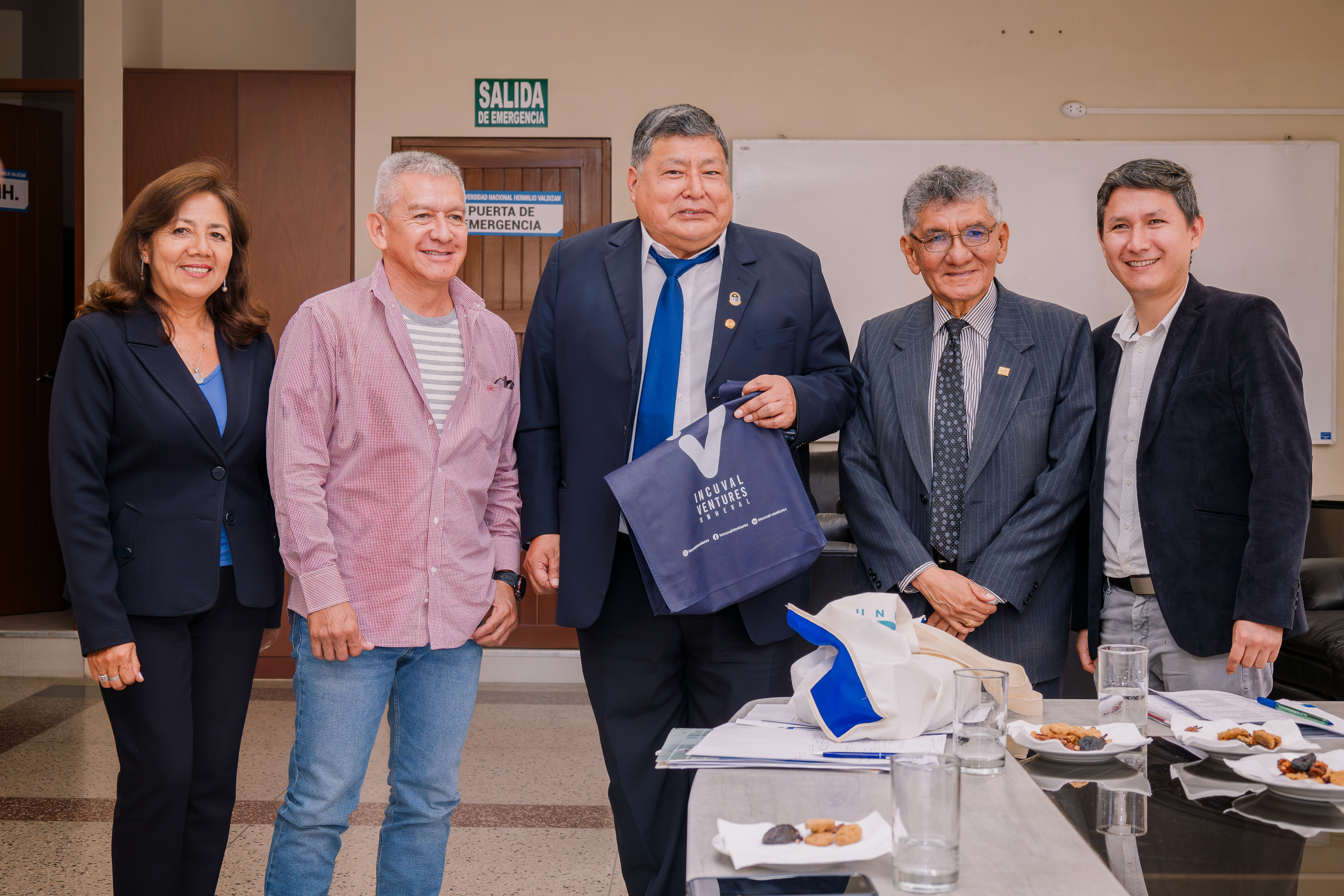 Dr. Victor Cuadros Ojeda, vicerrector de investigación, junto al equipo de incubadora de empresas en con el Dr. Daniel Marcos Chirinos Maldonado, Vicerrector de Investigación de la Universidad Nacional de Educación Enrique Guzmán y Valle (UNE)